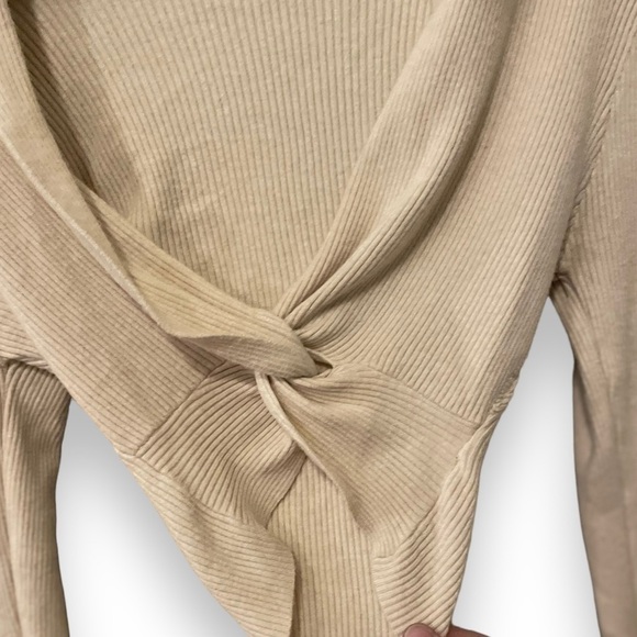 UO Dreamers Bu Debut Sweater Womens Small Taupe Knot Front Cropped Long Sleeve M - Picture 4 of 7